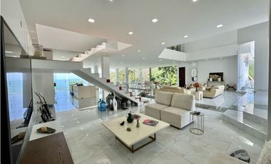 VENTA CASA CON PLAYA SEMI-PRIVADA & VISTA AL MAR EN PRIMERA LINEA