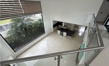 SE VENDE O SE RENTA CASA EN UNIDAD CERRADA EN LA CEJA INMUEBLE DE LUJO