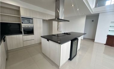 SE VENDE O SE RENTA CASA EN UNIDAD CERRADA EN LA CEJA INMUEBLE DE LUJO