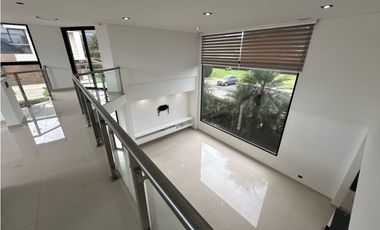SE VENDE O SE RENTA CASA EN UNIDAD CERRADA EN LA CEJA INMUEBLE DE LUJO