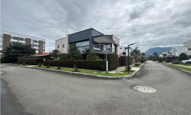 SE VENDE O SE RENTA CASA EN UNIDAD CERRADA EN LA CEJA INMUEBLE DE LUJO