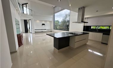 SE VENDE O SE RENTA CASA EN UNIDAD CERRADA EN LA CEJA INMUEBLE DE LUJO