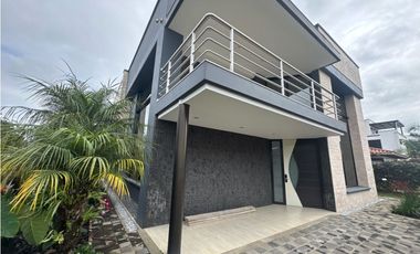 SE VENDE O SE RENTA CASA EN UNIDAD CERRADA EN LA CEJA INMUEBLE DE LUJO
