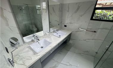 SE VENDE O SE RENTA CASA EN UNIDAD CERRADA EN LA CEJA INMUEBLE DE LUJO