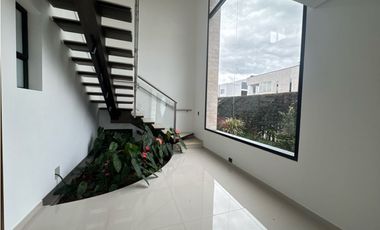SE VENDE O SE RENTA CASA EN UNIDAD CERRADA EN LA CEJA INMUEBLE DE LUJO
