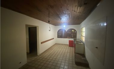 VENDO CASA COLONIAL EN EXCELENTE BARRIO, POSADAS MNES