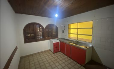 VENDO CASA COLONIAL EN EXCELENTE BARRIO, POSADAS MNES