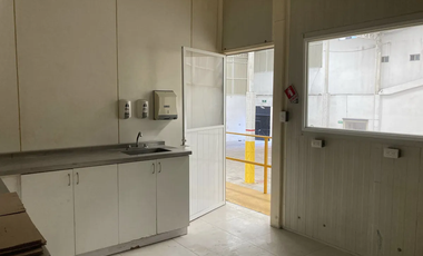 Bodega en Iztapalapa acondicionada (con patio de maniobra y oficinas)