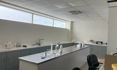 Bodega en Iztapalapa acondicionada (con patio de maniobra y oficinas)