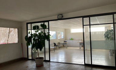 Bodega en Iztapalapa acondicionada (con patio de maniobra y oficinas)