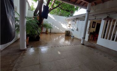 VENTA DE CASA  AMPLIA  EN LA FLORESTA DE MONTERA