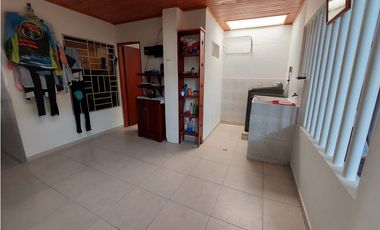 VENTA DE CASA  AMPLIA  EN LA FLORESTA DE MONTERA