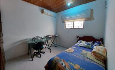 VENTA DE CASA  AMPLIA  EN LA FLORESTA DE MONTERA