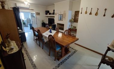Casa con Departamento en venta en Victoria