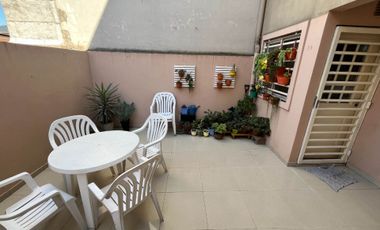 Venta depto 2 amb con patio y cochera. Moreno