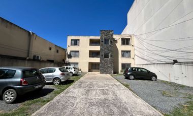 Venta depto 2 amb con patio y cochera. Moreno