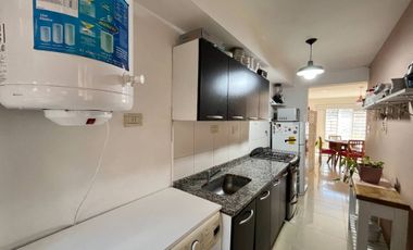 Venta depto 2 amb con patio y cochera. Moreno