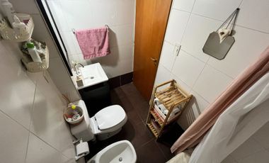 Venta depto 2 amb con patio y cochera. Moreno
