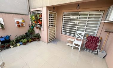 Venta depto 2 amb con patio y cochera. Moreno