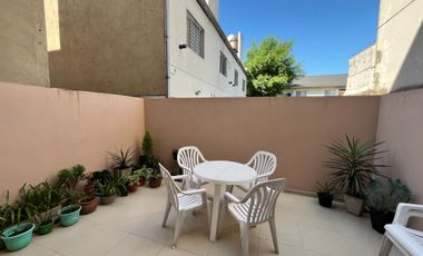 Venta depto 2 amb con patio y cochera. Moreno