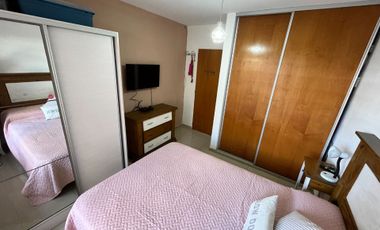 Venta depto 2 amb con patio y cochera. Moreno