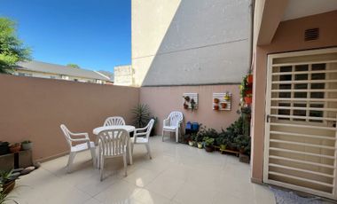 Venta depto 2 amb con patio y cochera. Moreno