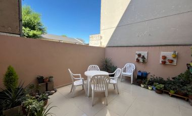 Venta depto 2 amb con patio y cochera. Moreno
