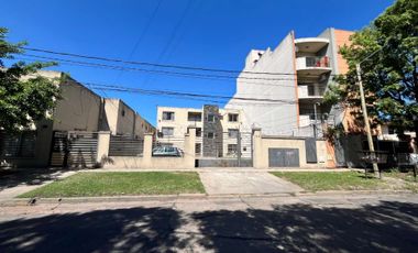 Venta depto 2 amb con patio y cochera. Moreno