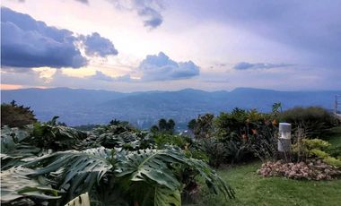 Casa Campestre Luxuri en via Palmas El Poblado  con vista a la Ciudad