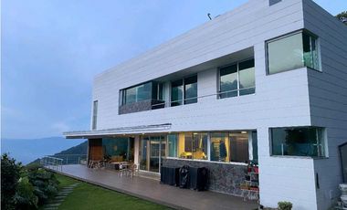 Casa Campestre Luxuri en via Palmas El Poblado  con vista a la Ciudad