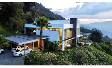 Casa Campestre Luxuri en via Palmas El Poblado  con vista a la Ciudad