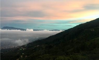 Casa Campestre Luxuri en via Palmas El Poblado  con vista a la Ciudad