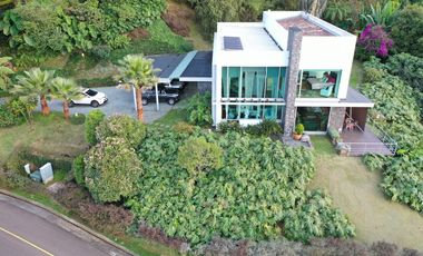 Casa Campestre Luxuri en via Palmas El Poblado  con vista a la Ciudad