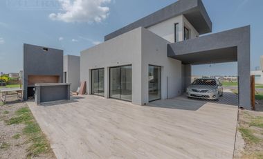 Casa en San Sebastián hermosa ubicación CON VISTA AL AGUA MB
