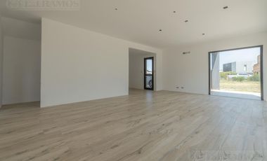 Casa en San Sebastián hermosa ubicación CON VISTA AL AGUA MB