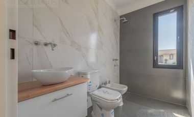 Casa en San Sebastián hermosa ubicación CON VISTA AL AGUA MB