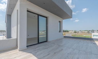 Casa en San Sebastián hermosa ubicación CON VISTA AL AGUA MB