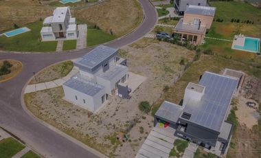Casa en San Sebastián hermosa ubicación CON VISTA AL AGUA MB