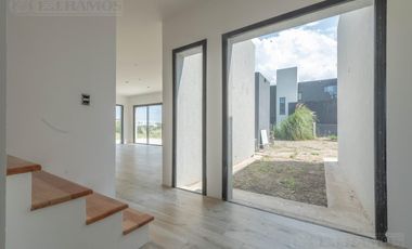 Casa en San Sebastián hermosa ubicación CON VISTA AL AGUA MB