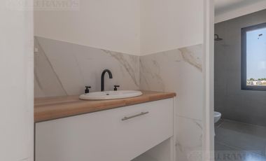 Casa en San Sebastián hermosa ubicación CON VISTA AL AGUA MB