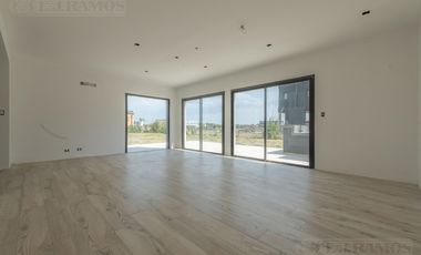 Casa en San Sebastián hermosa ubicación CON VISTA AL AGUA MB