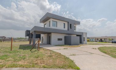 Casa en San Sebastián hermosa ubicación CON VISTA AL AGUA MB
