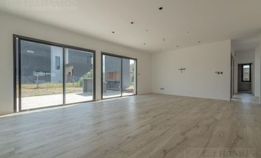 Casa en San Sebastián hermosa ubicación CON VISTA AL AGUA MB