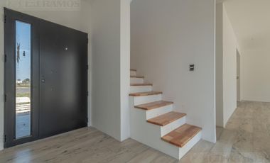 Casa en San Sebastián hermosa ubicación CON VISTA AL AGUA MB