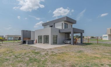 Casa en San Sebastián hermosa ubicación CON VISTA AL AGUA MB
