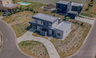 Casa en San Sebastián hermosa ubicación CON VISTA AL AGUA MB