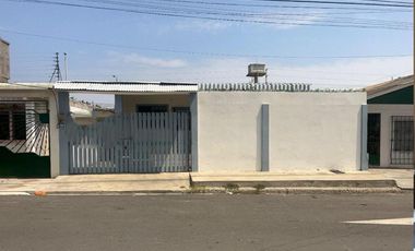 Venta de casa de una planta a pocas cuadras del Malecón, GabR