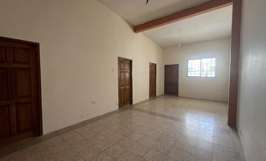 Venta de casa de una planta a pocas cuadras del Malecón, GabR