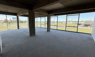 Oficina en prestigioso edificio de categoría en la mejor ubicación de Pilar