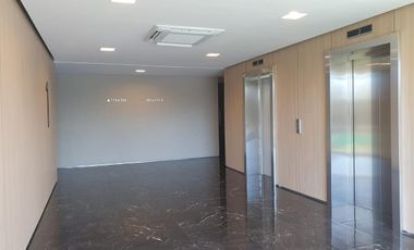 Oficina en prestigioso edificio de categoría en la mejor ubicación de Pilar